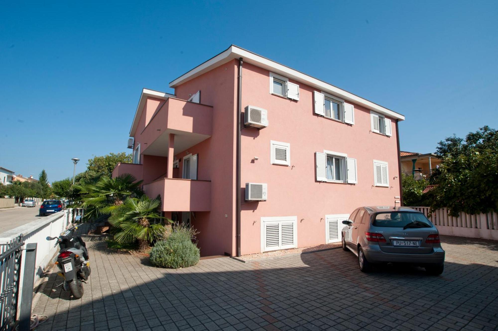 Apartments Maric With Parking 우마그 외부 사진